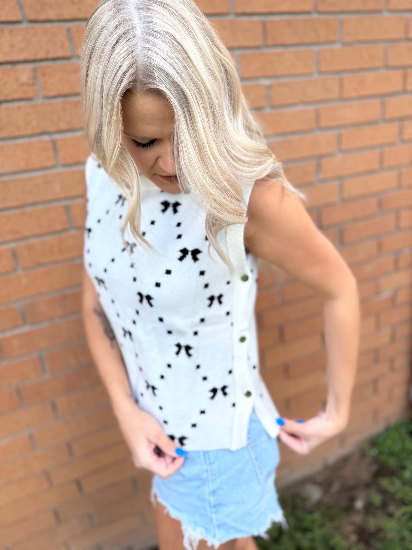 White Bow buttoned side sweater vest