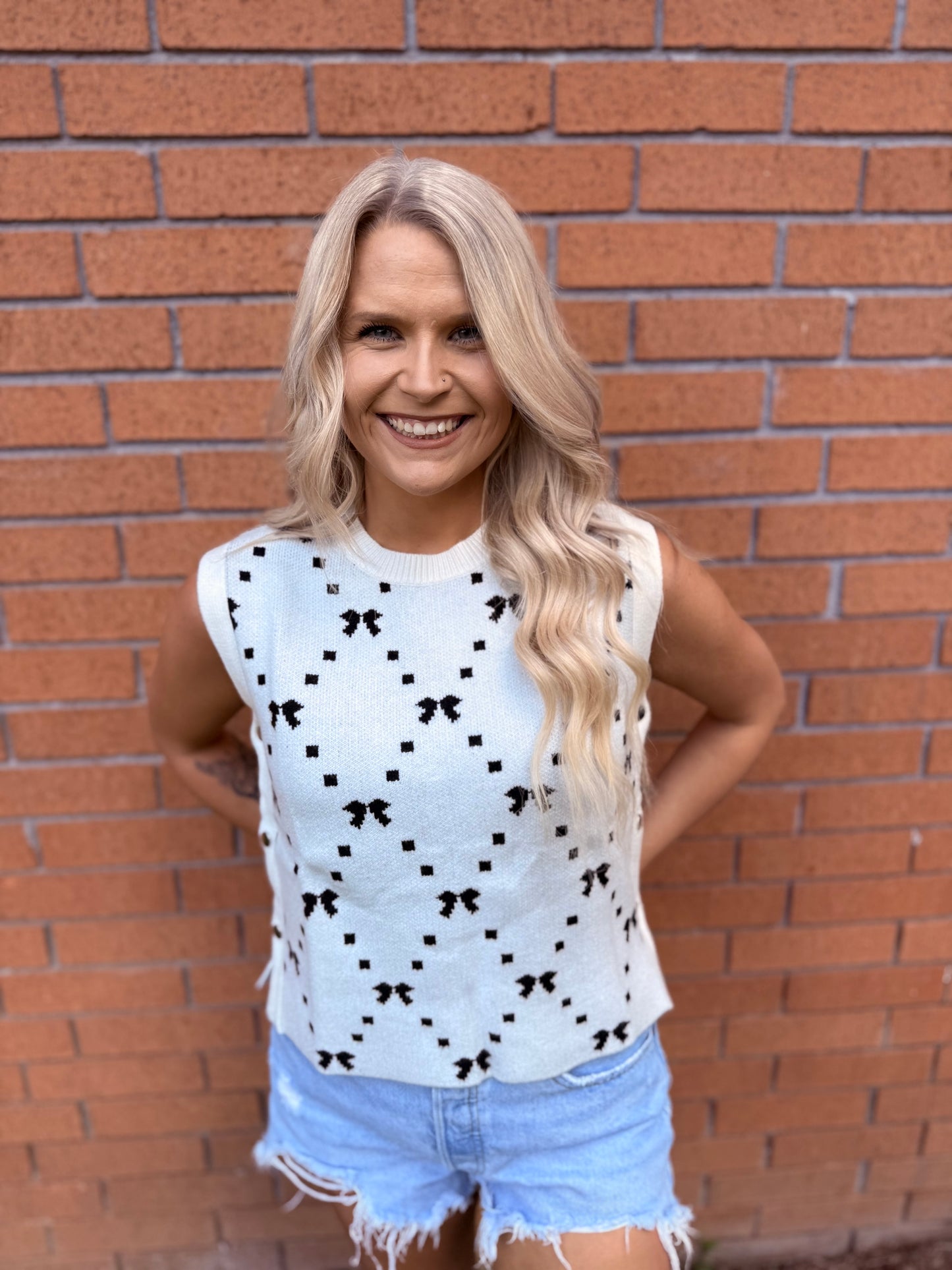 White Bow buttoned side sweater vest